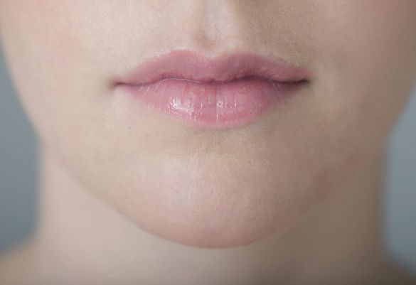 Meist kündigt sich Lippenherpes mit Jucken und Krippeln an. Kurz darauf zeigen sich die Bläschen auf der Lippe. Eine frühzeitige Behandlung kann den Heilungsprozess fördern und verkürzen.