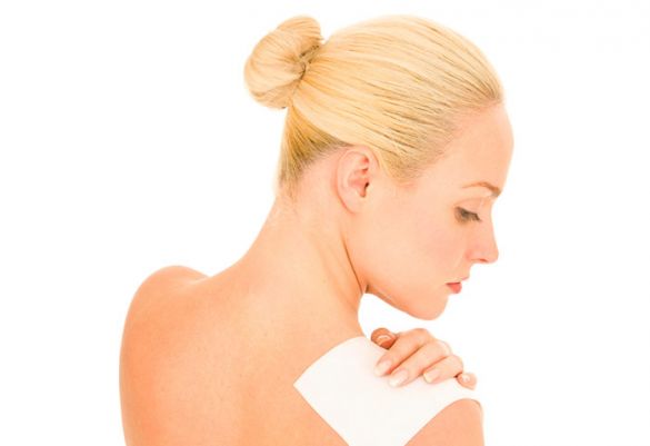 Menschen mit sensibler Haut sollten Wärmepflaster ohne reizende Wirkstoffe benutzen.