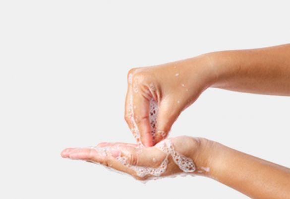 Schritt 6 der Handdesinfektion: Fingerkuppen in den Handflächen reiben. Schritte 1 bis 6 bis zum Ende der Einwirkzeit des Desinfektionsmittels wiederholen.