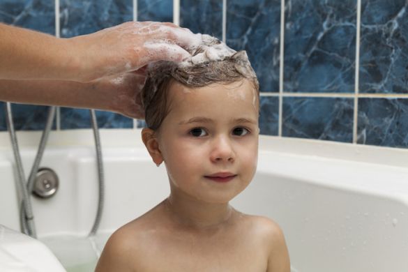 Das SOS Läuse-Shampoo sollte gründlich einmassiert und dann 15 Minuten eingewirkt werden lassen.