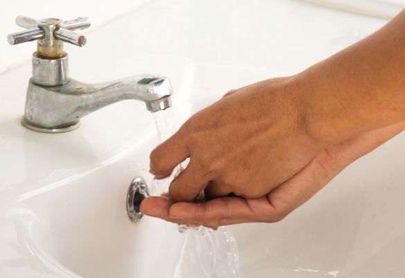 Obwohl an Wasserhähnen die höchste Ansteckungsgefahr lautert, ist es wichtig, die Hände gründlich zu waschen